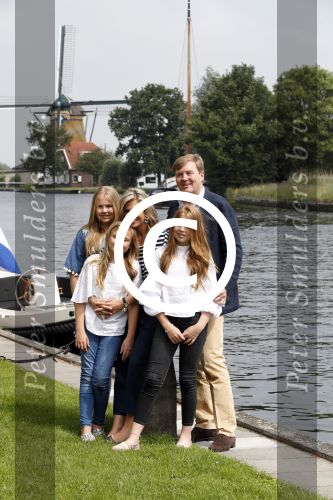 Warmond 7 juli 2017
Koninklijk fotouurtje in Warmond . Koning Willem Alexander Koningin Maxima prionses Amalia Ariane en Alexia komen aanvaren met een sloep.