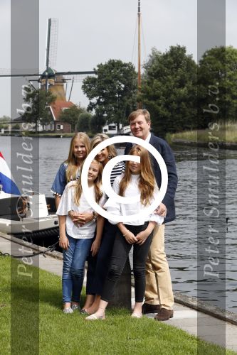 Warmond 7 juli 2017
Koninklijk fotouurtje in Warmond . Koning Willem Alexander Koningin Maxima prionses Amalia Ariane en Alexia komen aanvaren met een sloep.