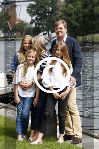 Warmond 7 juli 2017
Koninklijk fotouurtje in Warmond . Koning Willem Alexander Koningin Maxima prionses Amalia Ariane en Alexia komen aanvaren met een sloep.