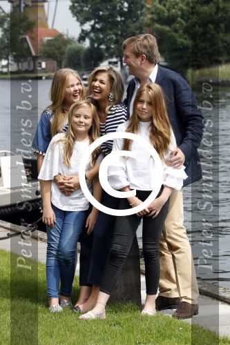 Warmond 7 juli 2017
Koninklijk fotouurtje in Warmond . Koning Willem Alexander Koningin Maxima prionses Amalia Ariane en Alexia komen aanvaren met een sloep.
