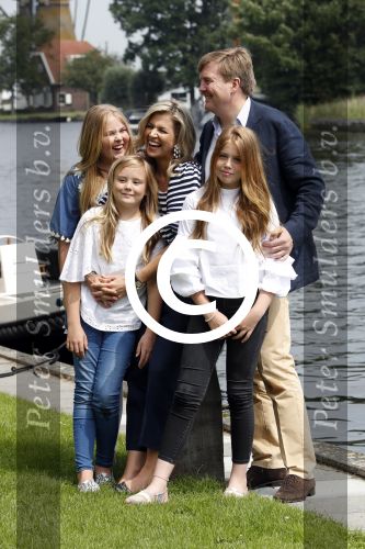 Warmond 7 juli 2017
Koninklijk fotouurtje in Warmond . Koning Willem Alexander Koningin Maxima prionses Amalia Ariane en Alexia komen aanvaren met een sloep.