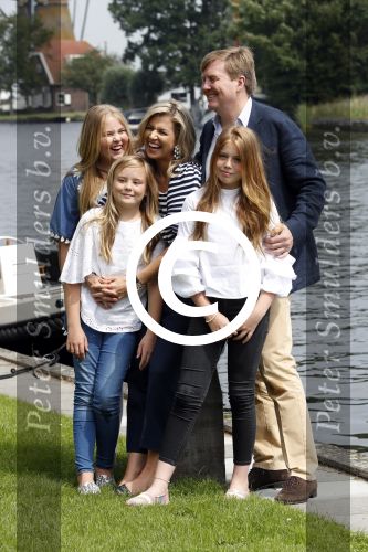 Warmond 7 juli 2017
Koninklijk fotouurtje in Warmond . Koning Willem Alexander Koningin Maxima prionses Amalia Ariane en Alexia komen aanvaren met een sloep.