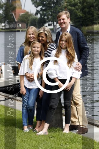 Warmond 7 juli 2017
Koninklijk fotouurtje in Warmond . Koning Willem Alexander Koningin Maxima prionses Amalia Ariane en Alexia komen aanvaren met een sloep.