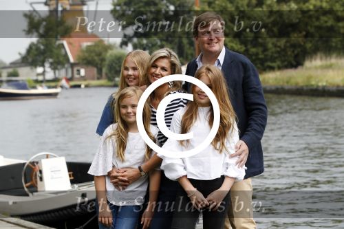 Warmond 7 juli 2017
Koninklijk fotouurtje in Warmond . Koning Willem Alexander Koningin Maxima prionses Amalia Ariane en Alexia komen aanvaren met een sloep.