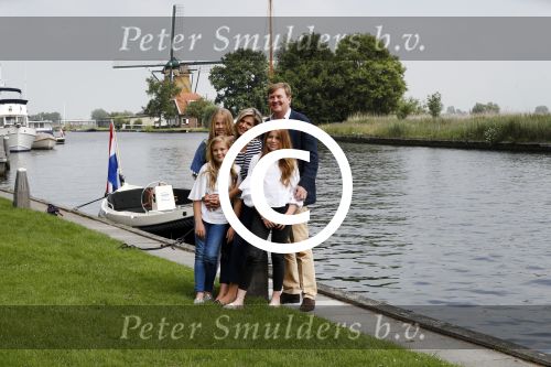 Warmond 7 juli 2017
Koninklijk fotouurtje in Warmond . Koning Willem Alexander Koningin Maxima prionses Amalia Ariane en Alexia komen aanvaren met een sloep.