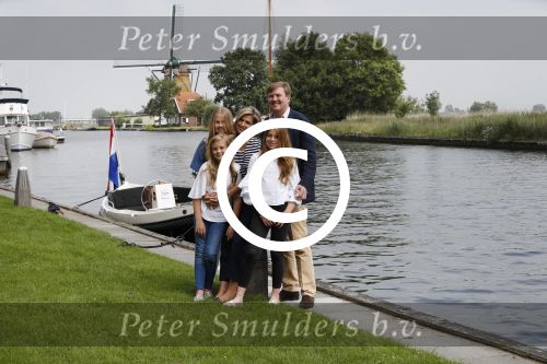 Warmond 7 juli 2017
Koninklijk fotouurtje in Warmond . Koning Willem Alexander Koningin Maxima prionses Amalia Ariane en Alexia komen aanvaren met een sloep.