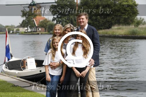 Warmond 7 juli 2017
Koninklijk fotouurtje in Warmond . Koning Willem Alexander Koningin Maxima prionses Amalia Ariane en Alexia komen aanvaren met een sloep.