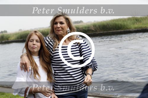 Warmond 7 juli 2017
Koninklijk fotouurtje in Warmond . Koning Willem Alexander Koningin Maxima prionses Amalia Ariane en Alexia komen aanvaren met een sloep.