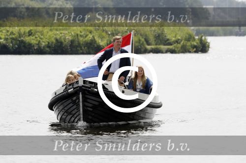 Warmond 7 juli 2017
Koninklijk fotouurtje in Warmond . Koning Willem Alexander Koningin Maxima prionses Amalia Ariane en Alexia komen aanvaren met een sloep.