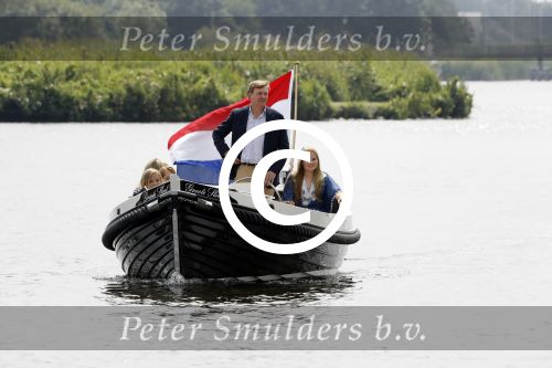 Warmond 7 juli 2017
Koninklijk fotouurtje in Warmond . Koning Willem Alexander Koningin Maxima prionses Amalia Ariane en Alexia komen aanvaren met een sloep.
