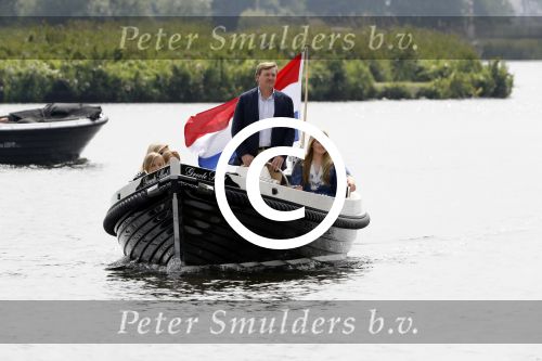 Warmond 7 juli 2017
Koninklijk fotouurtje in Warmond . Koning Willem Alexander Koningin Maxima prionses Amalia Ariane en Alexia komen aanvaren met een sloep.