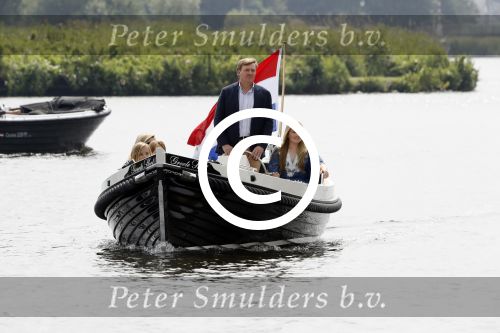 Warmond 7 juli 2017
Koninklijk fotouurtje in Warmond . Koning Willem Alexander Koningin Maxima prionses Amalia Ariane en Alexia komen aanvaren met een sloep.