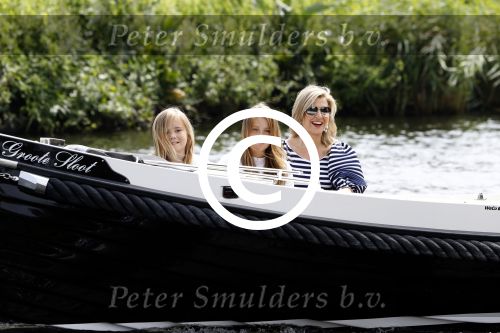 Warmond 7 juli 2017
Koninklijk fotouurtje in Warmond . Koning Willem Alexander Koningin Maxima prionses Amalia Ariane en Alexia komen aanvaren met een sloep.