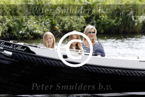 Warmond 7 juli 2017
Koninklijk fotouurtje in Warmond . Koning Willem Alexander Koningin Maxima prionses Amalia Ariane en Alexia komen aanvaren met een sloep.