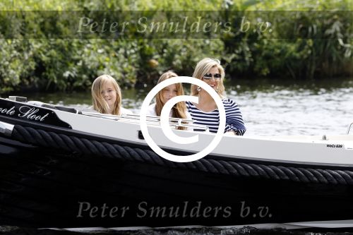 Warmond 7 juli 2017
Koninklijk fotouurtje in Warmond . Koning Willem Alexander Koningin Maxima prionses Amalia Ariane en Alexia komen aanvaren met een sloep.