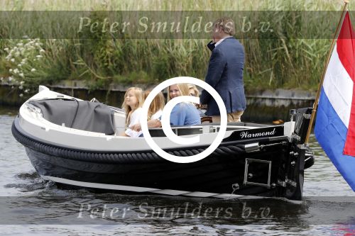 Warmond 7 juli 2017
Koninklijk fotouurtje in Warmond . Koning Willem Alexander Koningin Maxima prionses Amalia Ariane en Alexia komen aanvaren met een sloep.