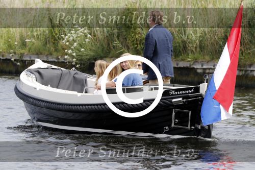 Warmond 7 juli 2017
Koninklijk fotouurtje in Warmond . Koning Willem Alexander Koningin Maxima prionses Amalia Ariane en Alexia komen aanvaren met een sloep.