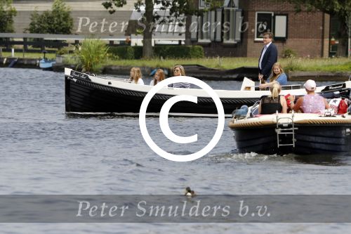 Warmond 7 juli 2017
Koninklijk fotouurtje in Warmond . Koning Willem Alexander Koningin Maxima prionses Amalia Ariane en Alexia komen aanvaren met een sloep.