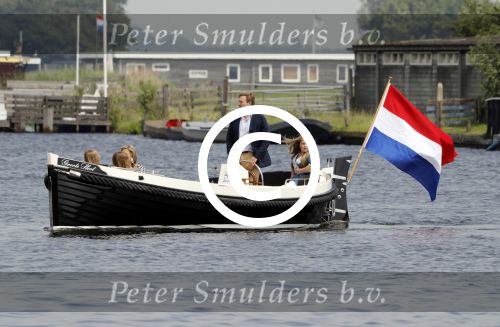 Warmond 7 juli 2017
Koninklijk fotouurtje in Warmond . Koning Willem Alexander Koningin Maxima prionses Amalia Ariane en Alexia komen aanvaren met een sloep.