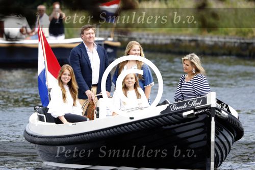 Warmond 7 juli 2017
Koninklijk fotouurtje in Warmond . Koning Willem Alexander Koningin Maxima prionses Amalia Ariane en Alexia komen aanvaren met een sloep.