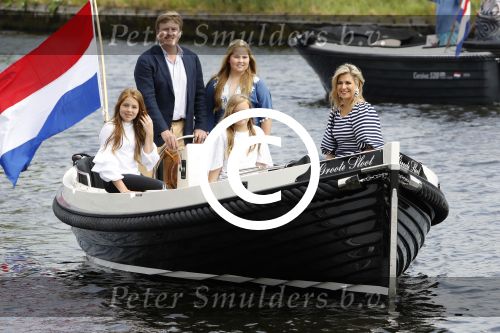 Warmond 7 juli 2017
Koninklijk fotouurtje in Warmond . Koning Willem Alexander Koningin Maxima prionses Amalia Ariane en Alexia komen aanvaren met een sloep.