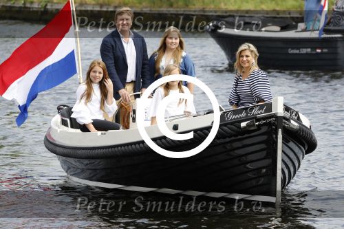 Warmond 7 juli 2017
Koninklijk fotouurtje in Warmond . Koning Willem Alexander Koningin Maxima prionses Amalia Ariane en Alexia komen aanvaren met een sloep.