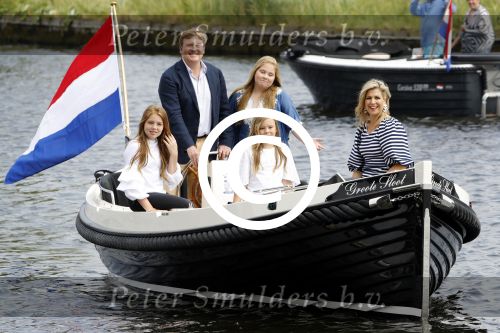 Warmond 7 juli 2017
Koninklijk fotouurtje in Warmond . Koning Willem Alexander Koningin Maxima prionses Amalia Ariane en Alexia komen aanvaren met een sloep.