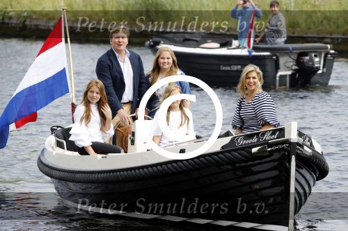 Warmond 7 juli 2017
Koninklijk fotouurtje in Warmond . Koning Willem Alexander Koningin Maxima prionses Amalia Ariane en Alexia komen aanvaren met een sloep.