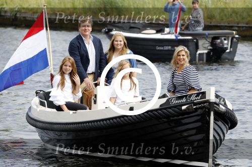 Warmond 7 juli 2017
Koninklijk fotouurtje in Warmond . Koning Willem Alexander Koningin Maxima prionses Amalia Ariane en Alexia komen aanvaren met een sloep.