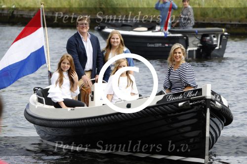 Warmond 7 juli 2017
Koninklijk fotouurtje in Warmond . Koning Willem Alexander Koningin Maxima prionses Amalia Ariane en Alexia komen aanvaren met een sloep.