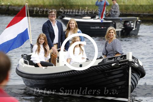 Warmond 7 juli 2017
Koninklijk fotouurtje in Warmond . Koning Willem Alexander Koningin Maxima prionses Amalia Ariane en Alexia komen aanvaren met een sloep.