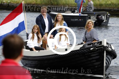 Warmond 7 juli 2017
Koninklijk fotouurtje in Warmond . Koning Willem Alexander Koningin Maxima prionses Amalia Ariane en Alexia komen aanvaren met een sloep.