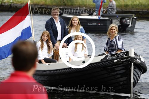 Warmond 7 juli 2017
Koninklijk fotouurtje in Warmond . Koning Willem Alexander Koningin Maxima prionses Amalia Ariane en Alexia komen aanvaren met een sloep.