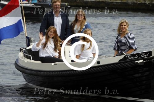 Warmond 7 juli 2017
Koninklijk fotouurtje in Warmond . Koning Willem Alexander Koningin Maxima prionses Amalia Ariane en Alexia komen aanvaren met een sloep.