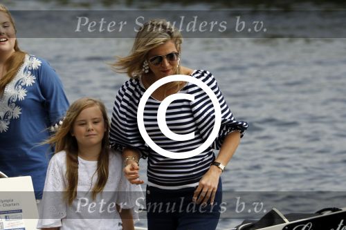 Warmond 7 juli 2017
Koninklijk fotouurtje in Warmond . Koning Willem Alexander Koningin Maxima prionses Amalia Ariane en Alexia komen aanvaren met een sloep.