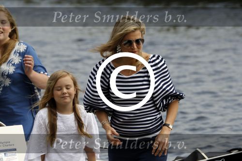 Warmond 7 juli 2017
Koninklijk fotouurtje in Warmond . Koning Willem Alexander Koningin Maxima prionses Amalia Ariane en Alexia komen aanvaren met een sloep.