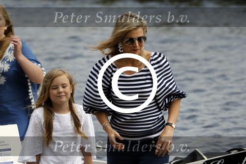 Warmond 7 juli 2017
Koninklijk fotouurtje in Warmond . Koning Willem Alexander Koningin Maxima prionses Amalia Ariane en Alexia komen aanvaren met een sloep.