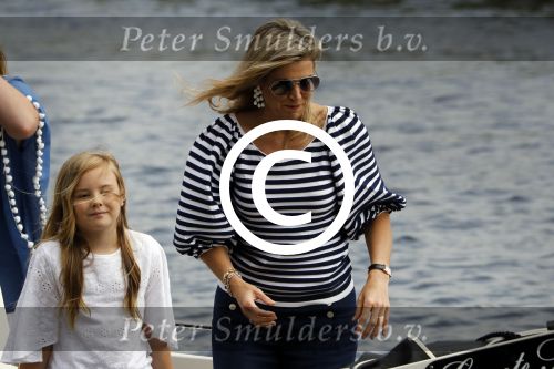 Warmond 7 juli 2017
Koninklijk fotouurtje in Warmond . Koning Willem Alexander Koningin Maxima prionses Amalia Ariane en Alexia komen aanvaren met een sloep.