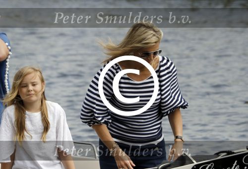 Warmond 7 juli 2017
Koninklijk fotouurtje in Warmond . Koning Willem Alexander Koningin Maxima prionses Amalia Ariane en Alexia komen aanvaren met een sloep.