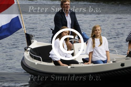 Warmond 7 juli 2017
Koninklijk fotouurtje in Warmond . Koning Willem Alexander Koningin Maxima prionses Amalia Ariane en Alexia komen aanvaren met een sloep.