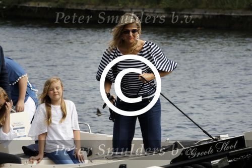 Warmond 7 juli 2017
Koninklijk fotouurtje in Warmond . Koning Willem Alexander Koningin Maxima prionses Amalia Ariane en Alexia komen aanvaren met een sloep.