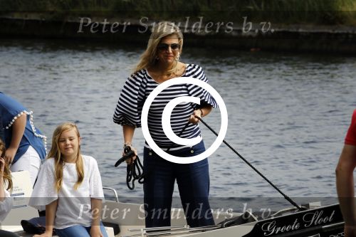 Warmond 7 juli 2017
Koninklijk fotouurtje in Warmond . Koning Willem Alexander Koningin Maxima prionses Amalia Ariane en Alexia komen aanvaren met een sloep.