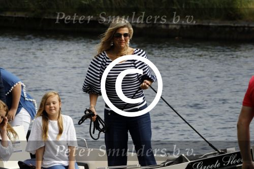 Warmond 7 juli 2017
Koninklijk fotouurtje in Warmond . Koning Willem Alexander Koningin Maxima prionses Amalia Ariane en Alexia komen aanvaren met een sloep.