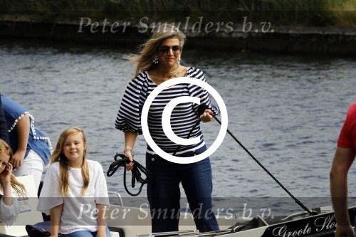 Warmond 7 juli 2017
Koninklijk fotouurtje in Warmond . Koning Willem Alexander Koningin Maxima prionses Amalia Ariane en Alexia komen aanvaren met een sloep.