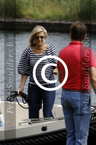 Warmond 7 juli 2017
Koninklijk fotouurtje in Warmond . Koning Willem Alexander Koningin Maxima prionses Amalia Ariane en Alexia komen aanvaren met een sloep.