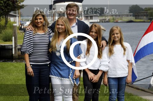 Warmond 7 juli 2017
Koninklijk fotouurtje in Warmond . Koning Willem Alexander Koningin Maxima prionses Amalia Ariane en Alexia komen aanvaren met een sloep.