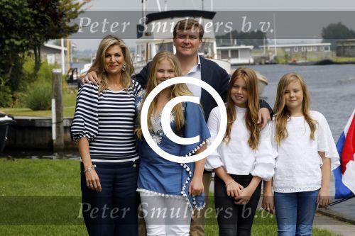 Warmond 7 juli 2017
Koninklijk fotouurtje in Warmond . Koning Willem Alexander Koningin Maxima prionses Amalia Ariane en Alexia komen aanvaren met een sloep.