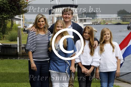 Warmond 7 juli 2017
Koninklijk fotouurtje in Warmond . Koning Willem Alexander Koningin Maxima prionses Amalia Ariane en Alexia komen aanvaren met een sloep.