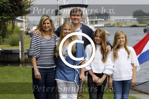 Warmond 7 juli 2017
Koninklijk fotouurtje in Warmond . Koning Willem Alexander Koningin Maxima prionses Amalia Ariane en Alexia komen aanvaren met een sloep.