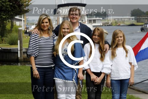Warmond 7 juli 2017
Koninklijk fotouurtje in Warmond . Koning Willem Alexander Koningin Maxima prionses Amalia Ariane en Alexia komen aanvaren met een sloep.